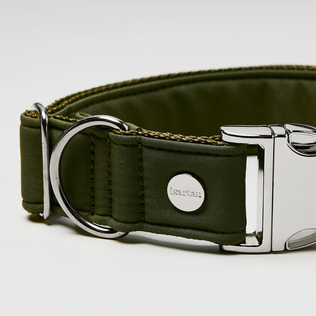 isartau Halsband Softie Oliv, silberne Beschläge, Detailansicht