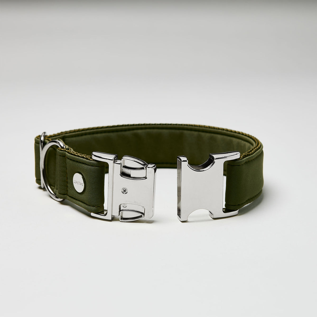 isartau Halsband Softie Oliv, silberne Beschläge, Detailansicht