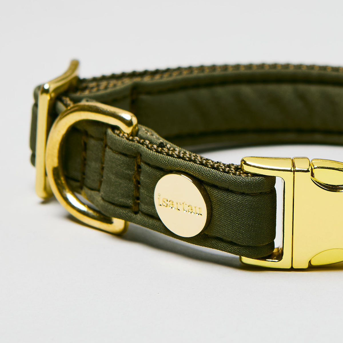 isartau Halsband Softie Oliv, goldene Beschläge, Detailansicht