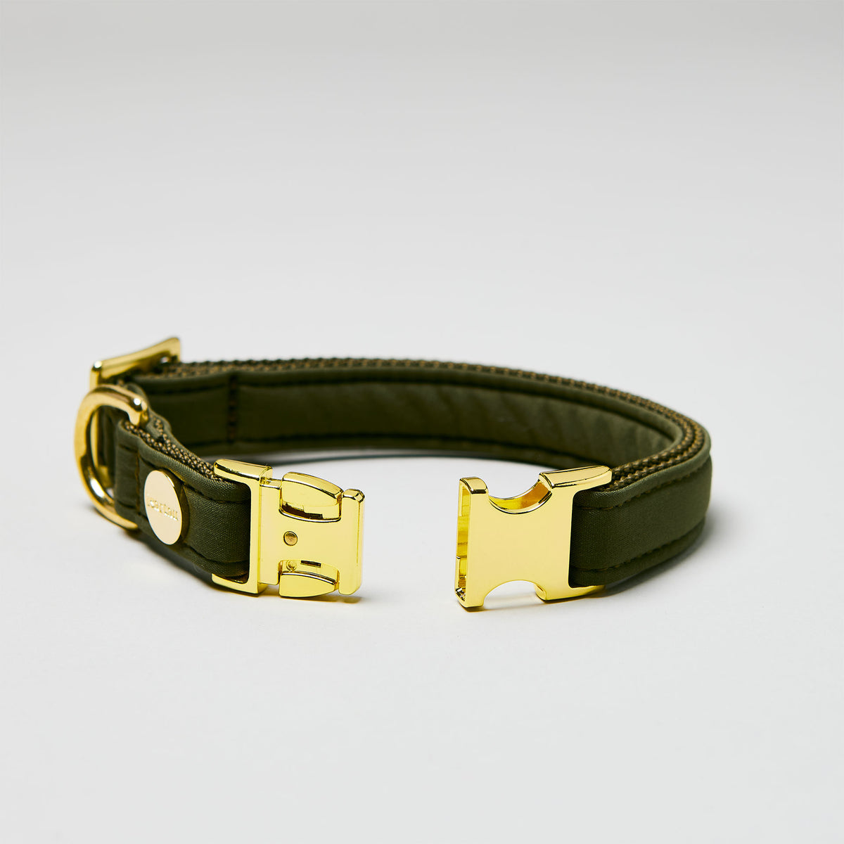 isartau Halsband Softie Oliv, goldene Beschläge, Detailansicht