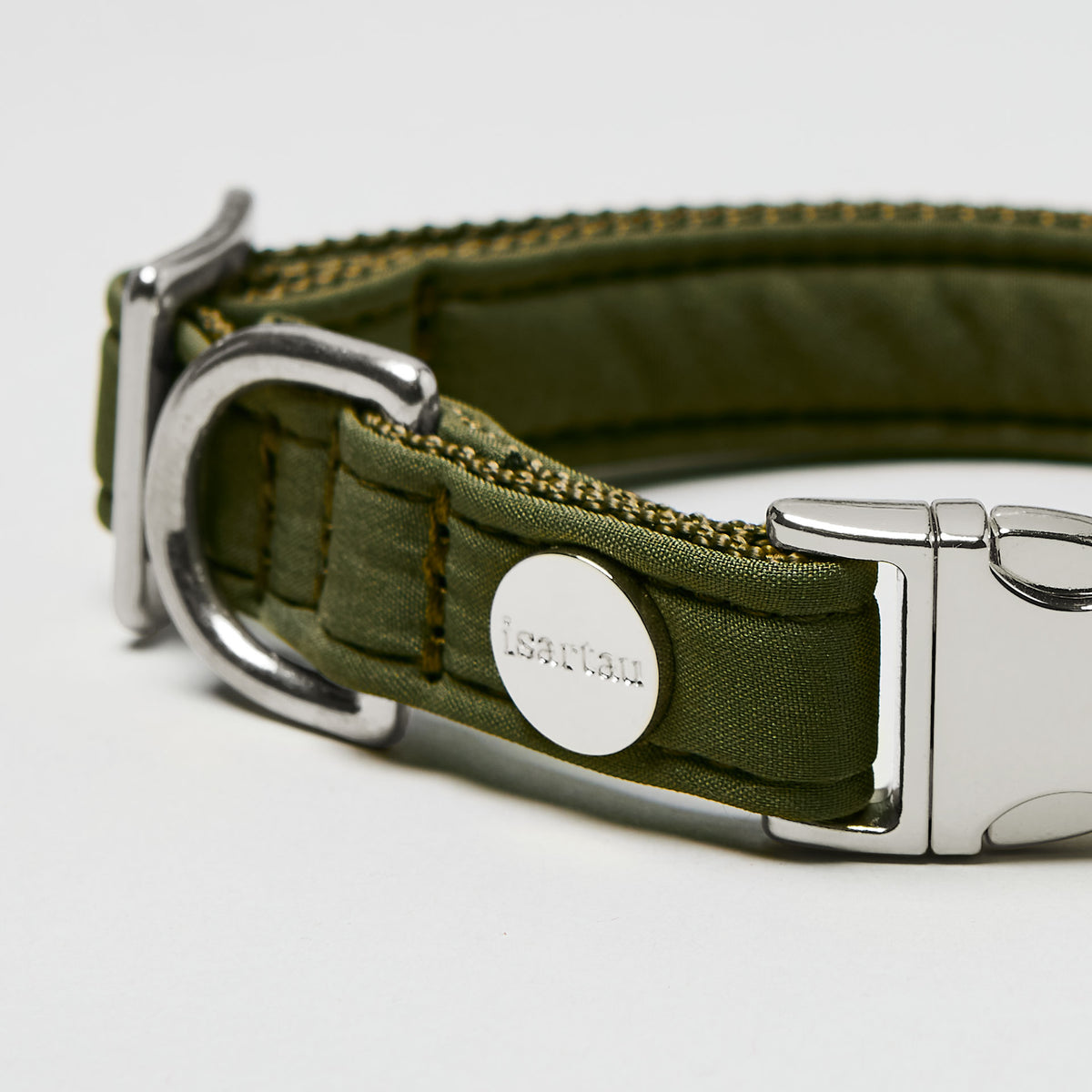 isartau Halsband Softie Oliv, silberne Beschläge, Detailansicht