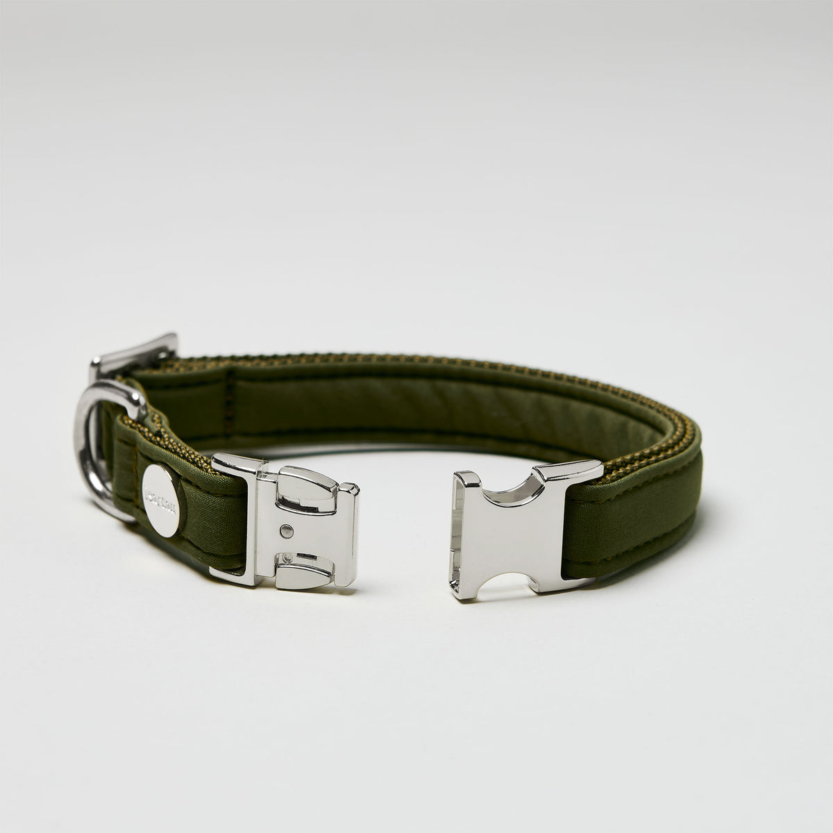 isartau Halsband Softie Oliv, silberne Beschläge, Detailansicht