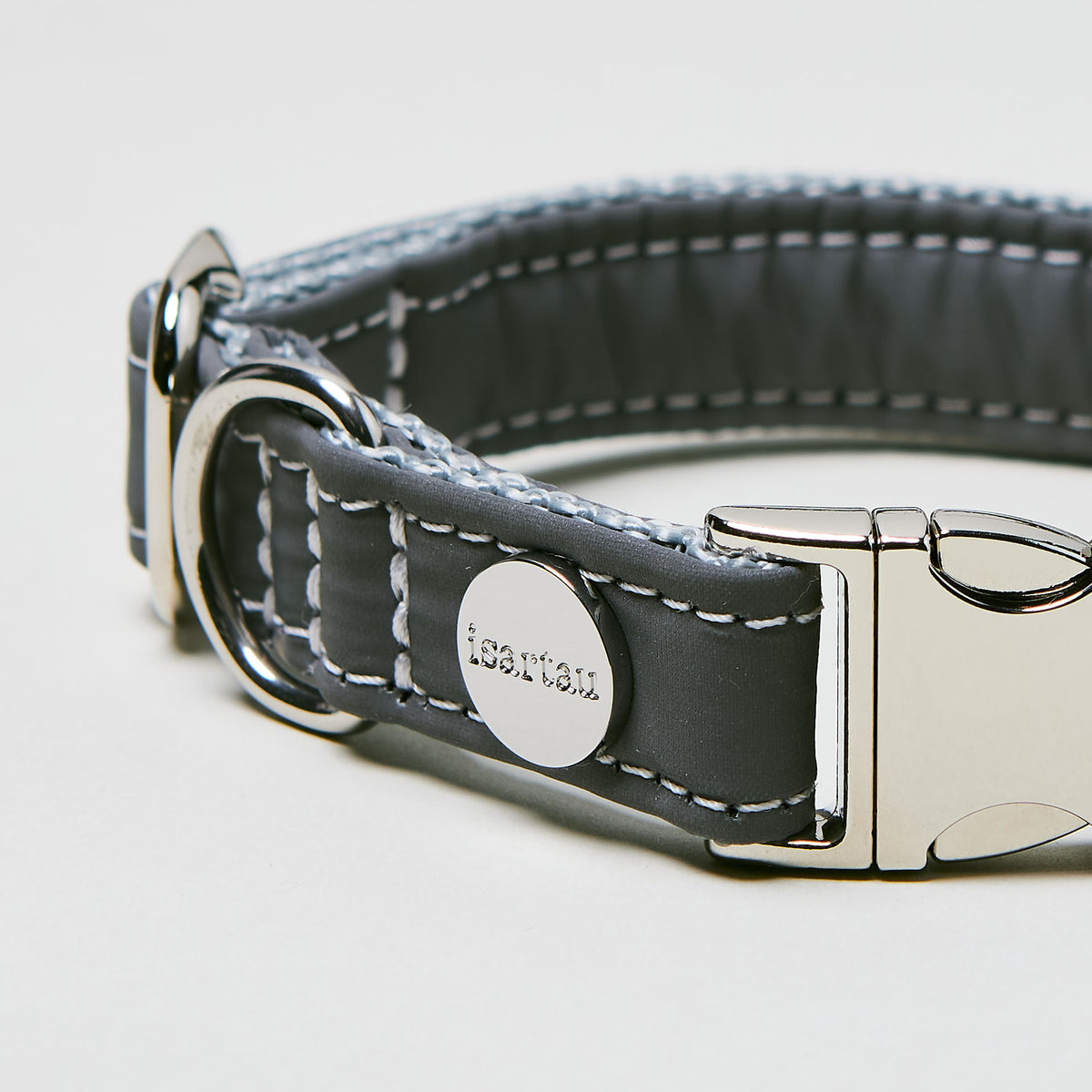 isartau reflektierendes Halsband Softie, silberne Beschläge, Detailansicht