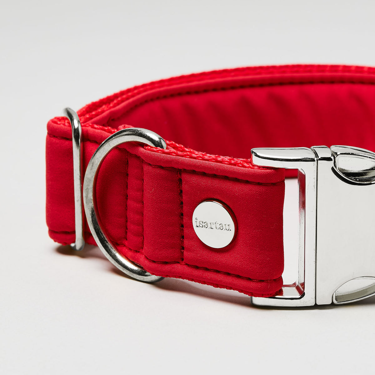 isartau Halsband Softie Rot, silberne Beschläge, Detailansicht