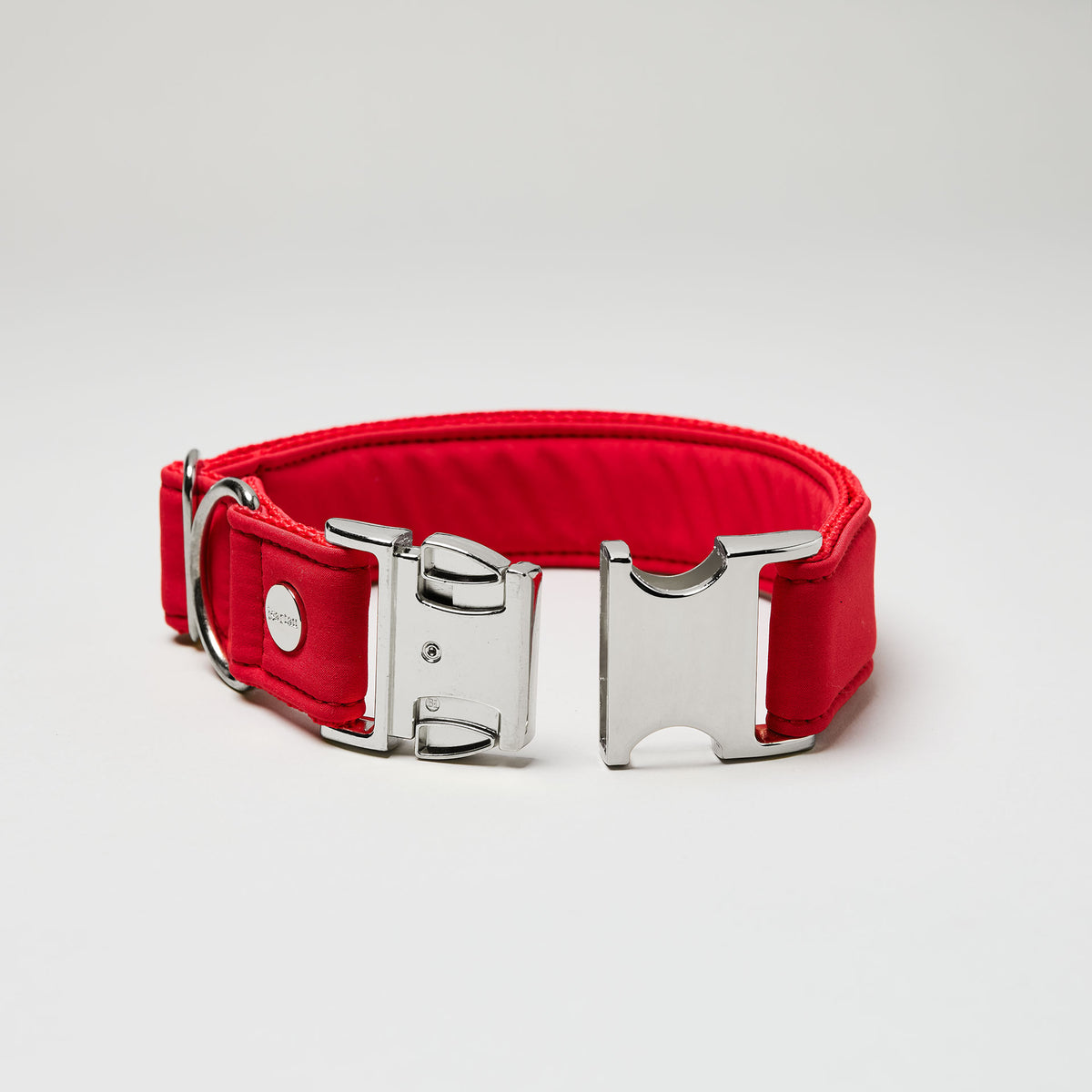 isartau Halsband Softie Rot, silberne Beschläge, Detailansicht