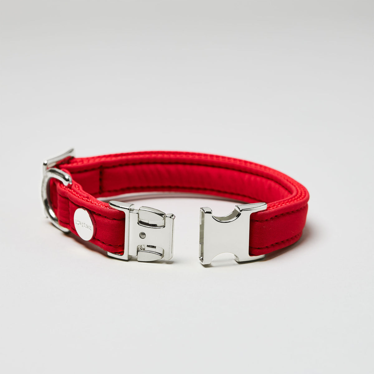 isartau Halsband Softie Rot, silberne Beschläge, Detailansicht