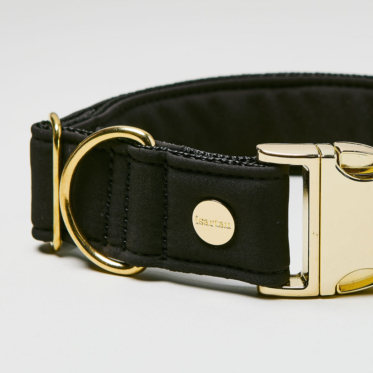 isartau Halsband Softie Schwarz, goldene Beschläge, Detailansicht