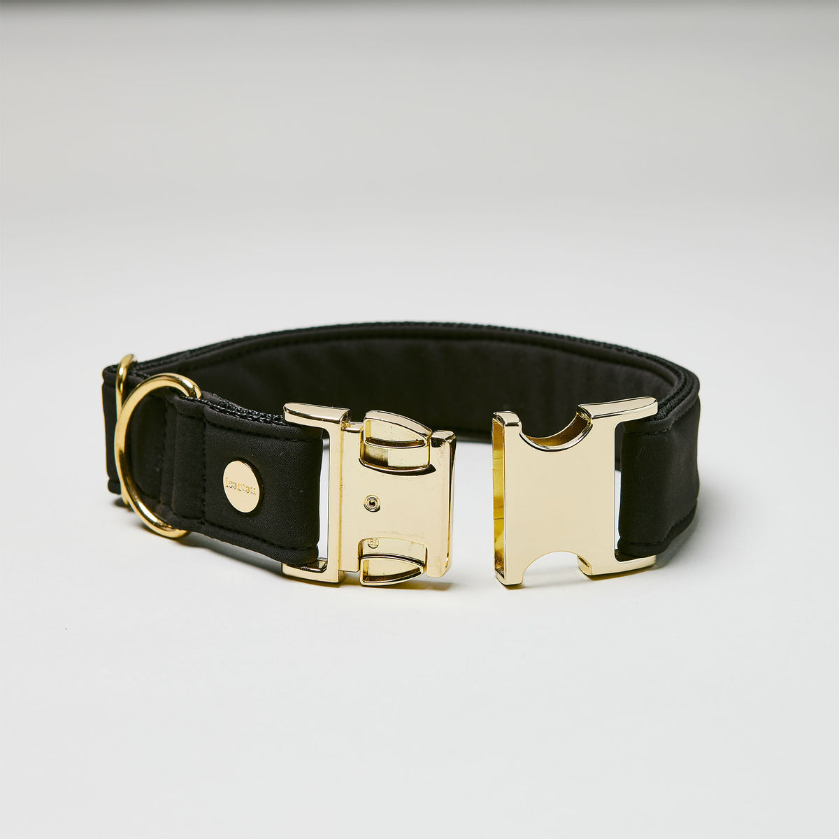 isartau Halsband Softie Schwarz, goldene Beschläge, Detailansicht