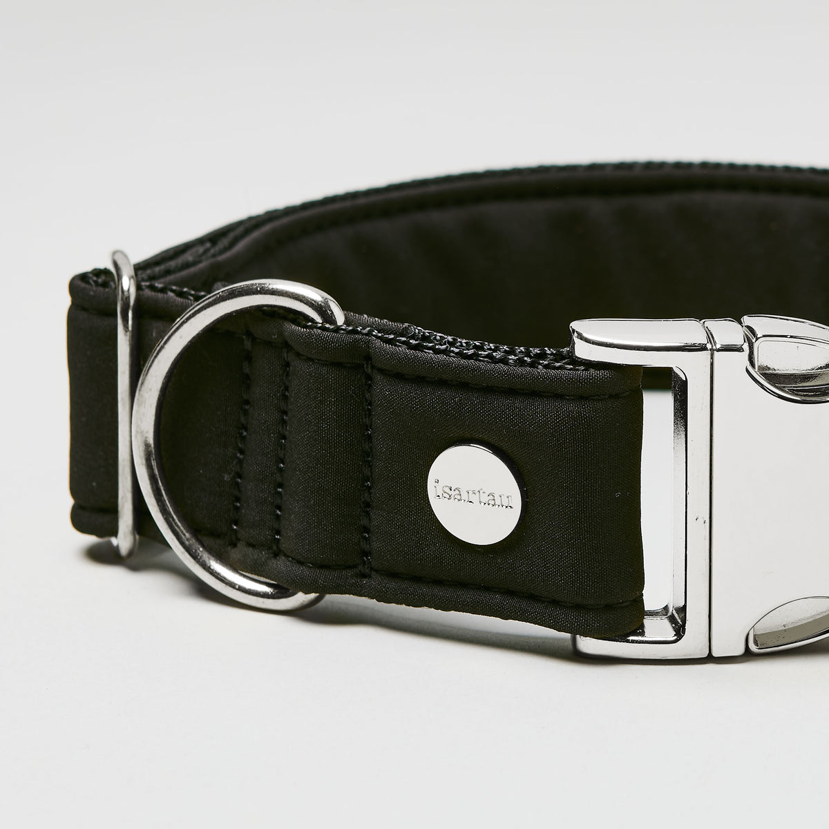 isartau Halsband Softie Schwarz, silberne Beschläge, Detailansicht