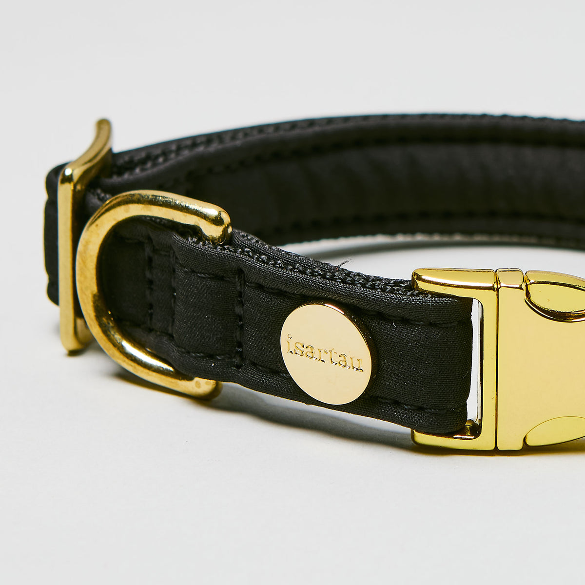 isartau Halsband Softie Schwarz, goldene Beschläge, Detailansicht