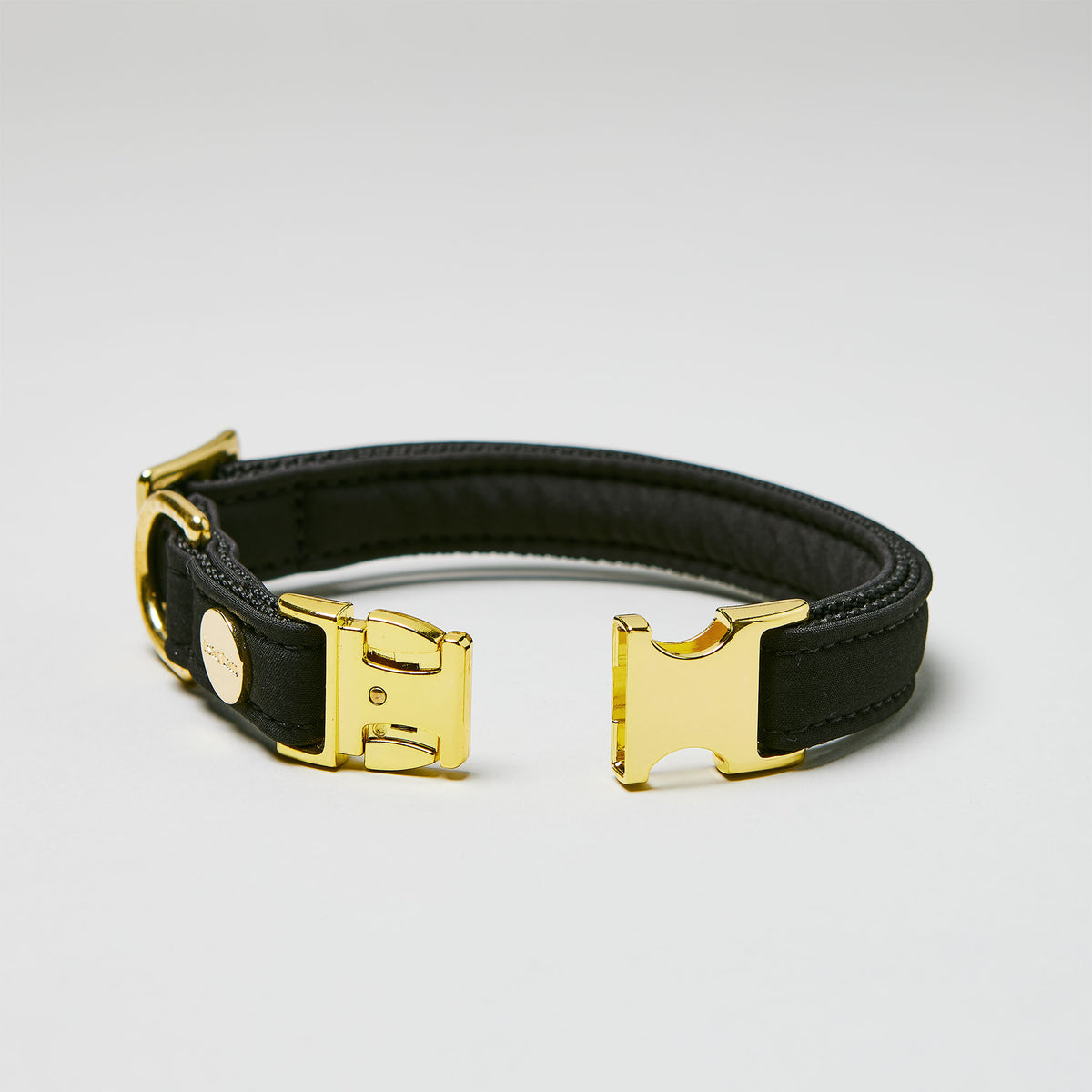 isartau Halsband Softie Schwarz, goldene Beschläge, Detailansicht