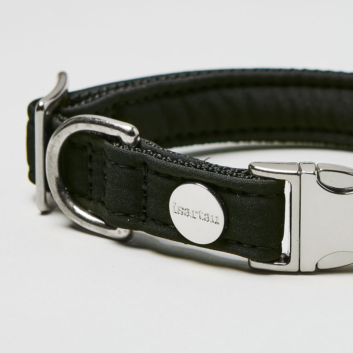 isartau Halsband Softie Schwarz, silberne Beschläge, Detailansicht