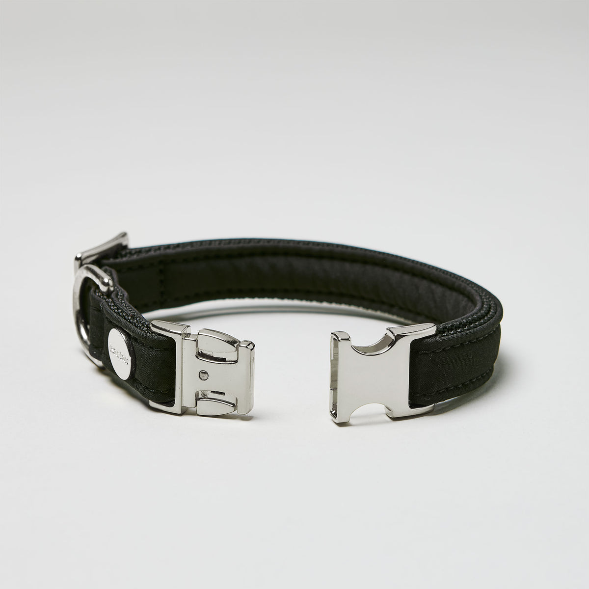 isartau Halsband Softie Schwarz, silberne Beschläge, Detailansicht