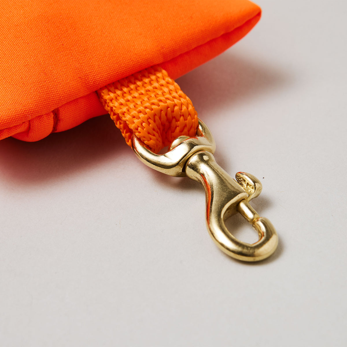 isartau Kotbeutelspender Softie Neonorange, Detailansicht