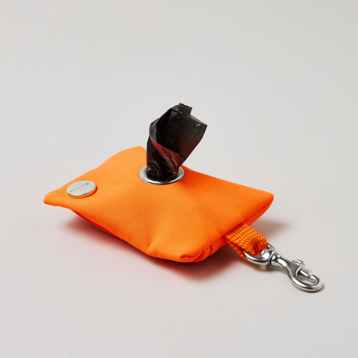 isartau Kotbeutelspender Softie Neonorange, silberne Beschläge