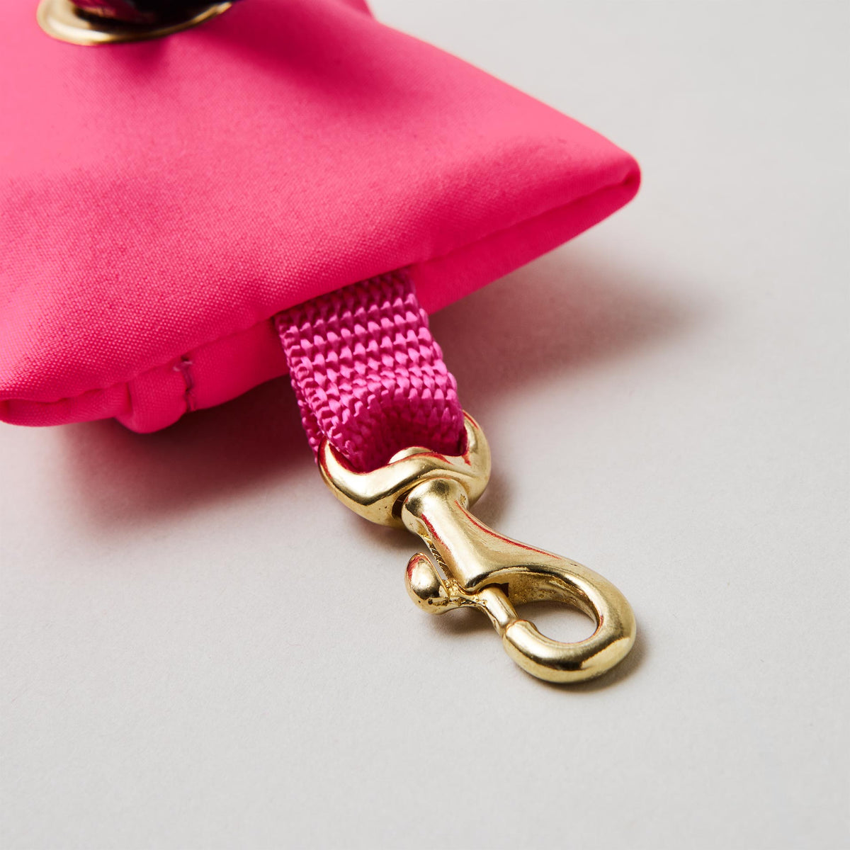 isartau Kotbeutelspender Softie Neonpink, Detailansicht