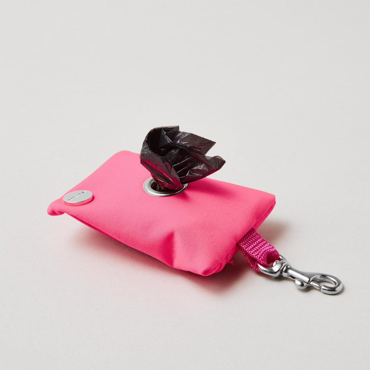 isartau Kotbeutelspender Softie Neonpink, silberne Beschläge