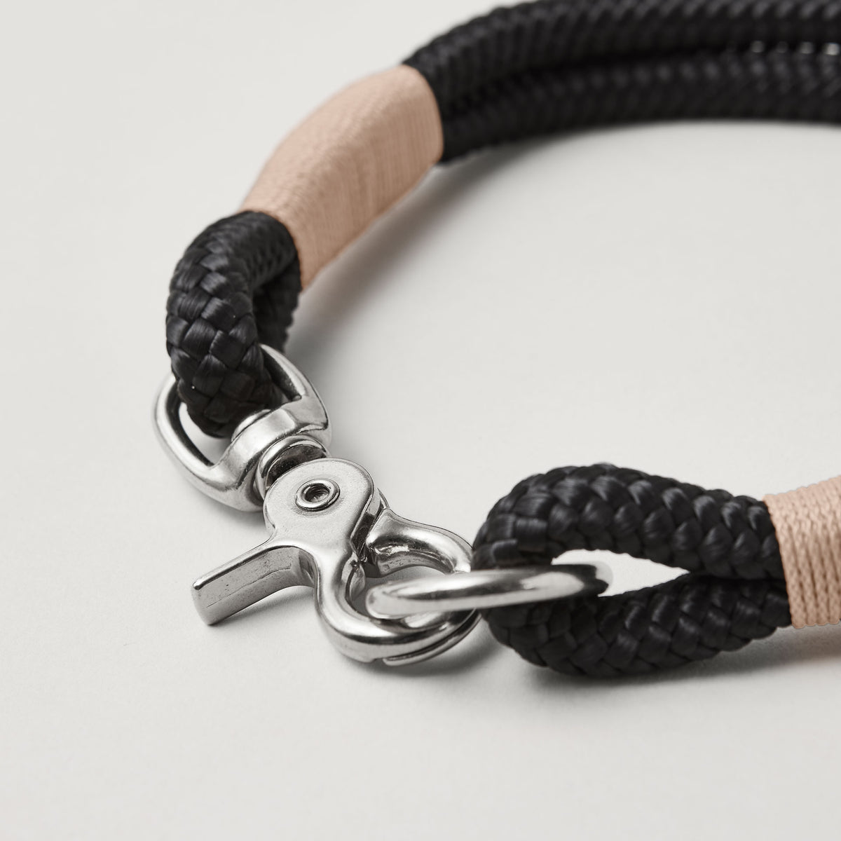 Detail Tauhalsband feste Halsung Black Mamba Beige mit silbernen Beschlägen schwarzes Tau mit beiger Takelung