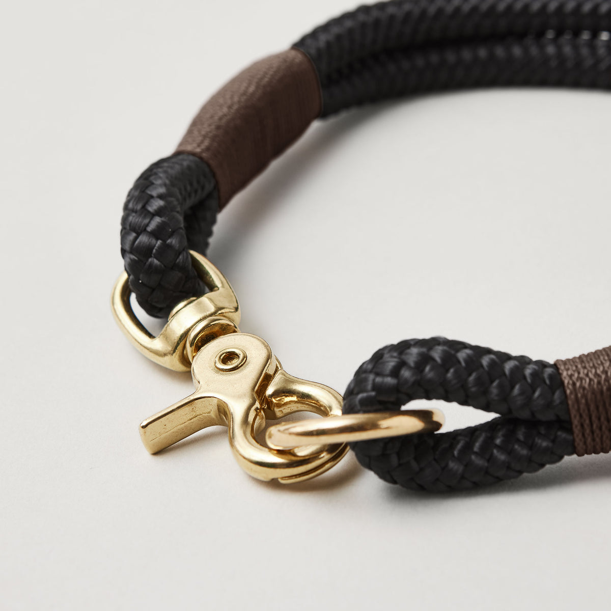 Detail Ring und Karabiner am Modell Feste Halsung, Farbe Black Mamba Dunkelbraun mit Messing-Beschlägen, schwarzes Tau mit dunkelbrauner Takelung