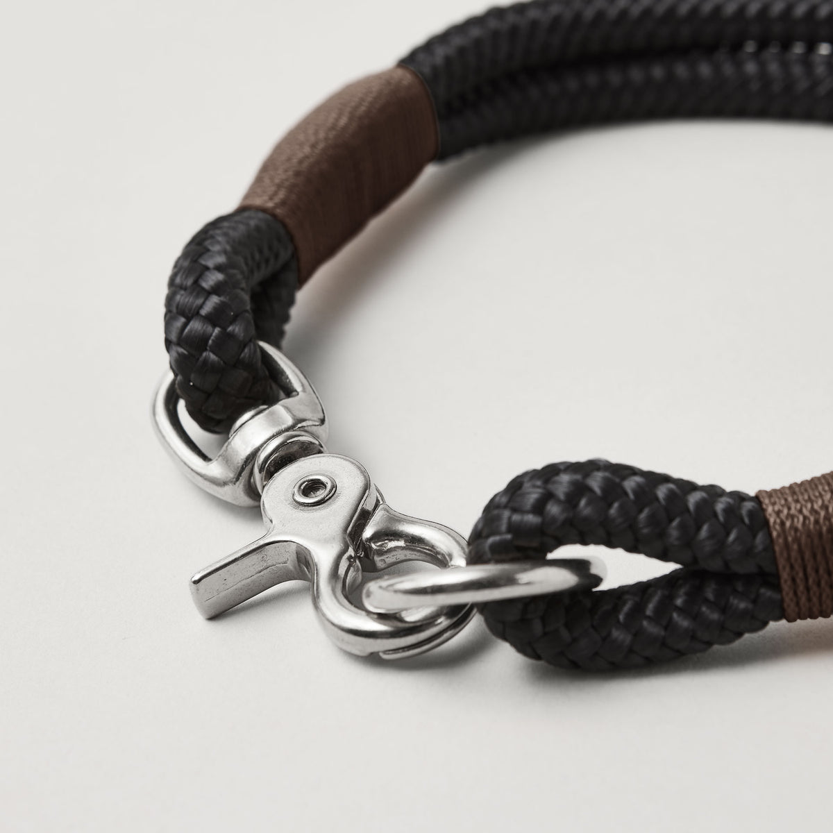 Detail silberfarbener Ring und Karabiner am Modell Feste Halsung, Farbe Black Mamba Dunkelbraun, schwarzes Tau mit dunkelbrauner Takelung