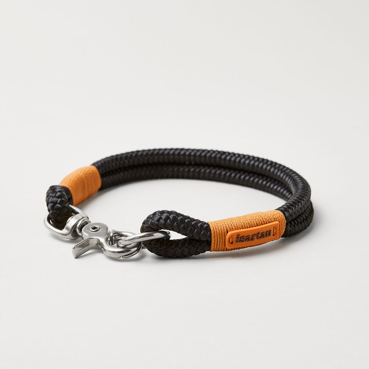 Feste Halsung aus Tau in der Farbe Black Mamba Rost Orange, 10 mm mit silberfarbenen Beschlägen, schwarzes Tau mit rost-oranger Takelung