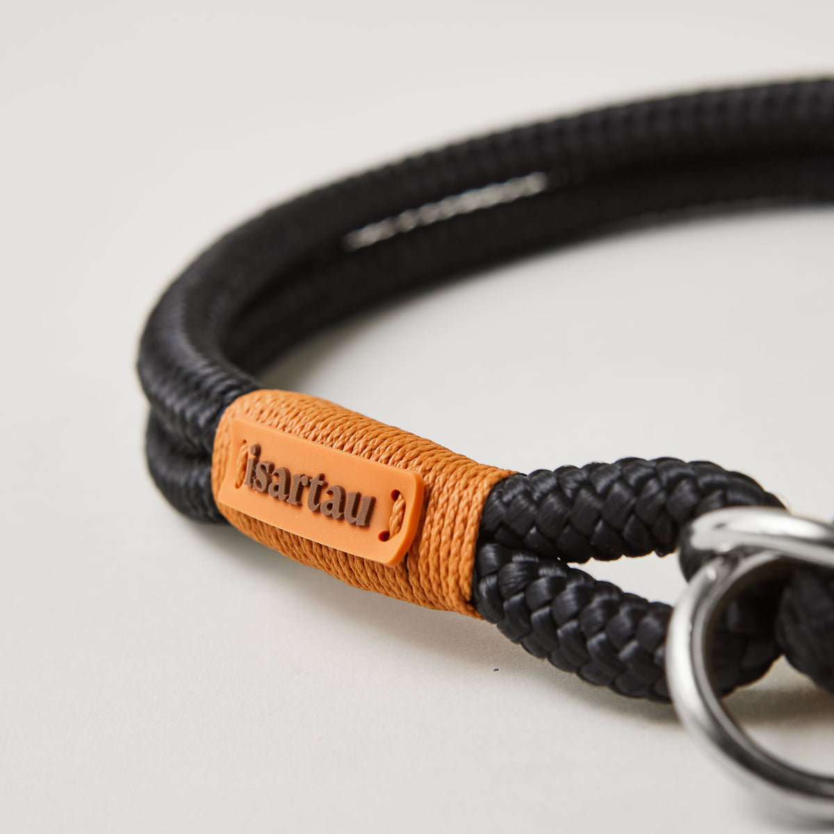 Detail Tauhalsband Zugstopp Black Mamba Rost Orange mit silberfarbenen Beschlägen, schwarzes Tau mit rost-oranger Takelung