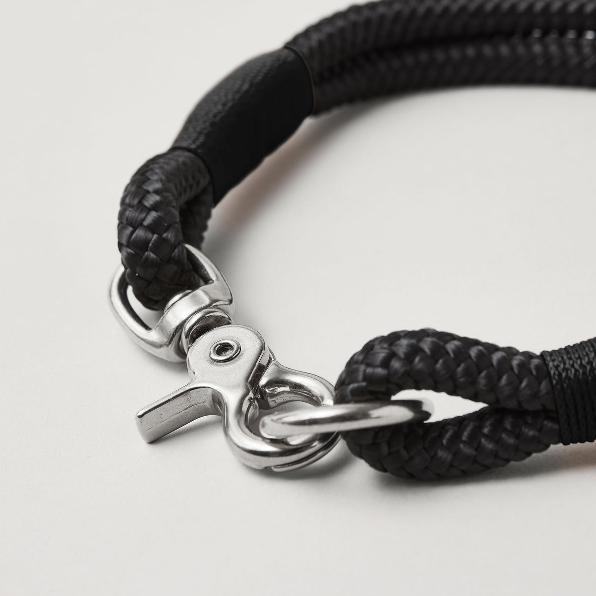 Detail Hundehalsband aus Tau Black Mamba Schwarz mit silberfarbenen Beschlägen, schwarzes Tau mit schwarzer Takelung