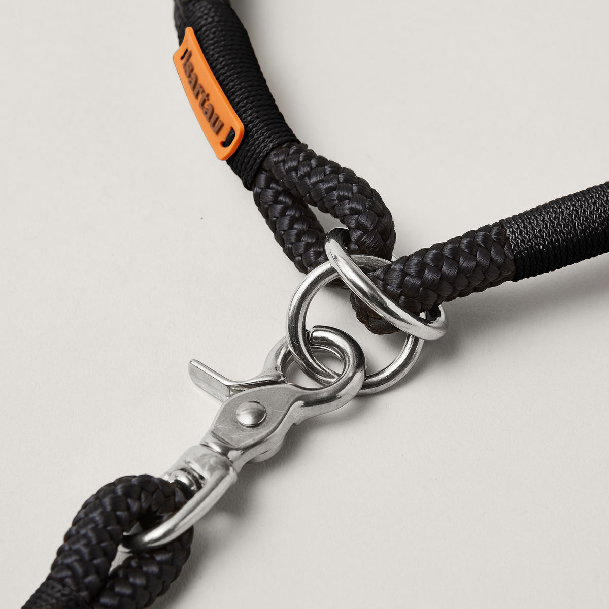Detail Zugstopp Halsband mit Tauleine Black Mamba Schwarz, schwarzes Tau mit schwarzer Takelung Fokus auf silberfarbene Ringe und Karabiner
