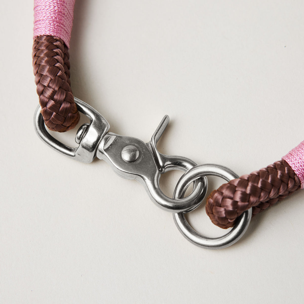 Detail silberfarbener Ring und Karabiner am Modell Feste Halsung, Farbe Classy Chestnut Rose, braunes Tau mit rosa Takelung