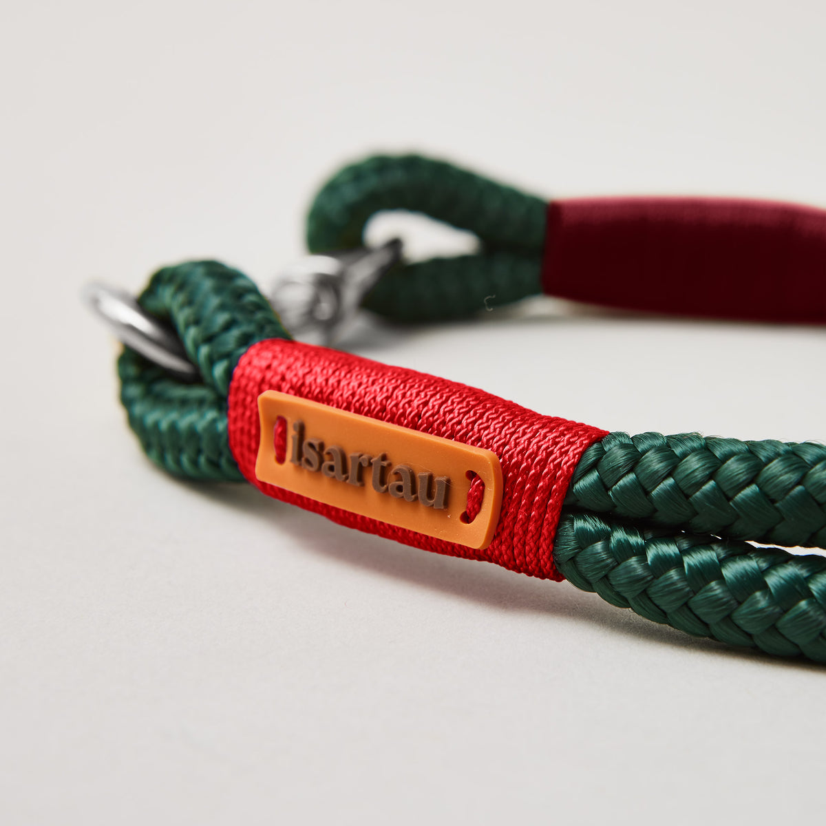 Detail auf rotes Takel an Halsband Evergreen