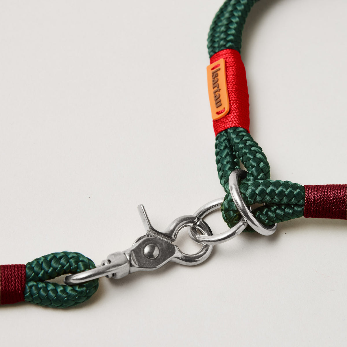Detail Tauhalsband Zugstopp Evergreen Rot Burgunder mit silberfarbenen Beschlägen, dunkelgrünes Tau mit roter und burgunderfarbener Takelung
