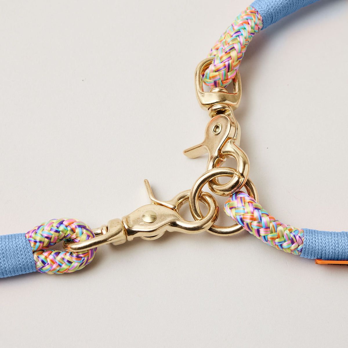 Detail Ring und Karabiner, Feste Halsung Easy Summer Hellblau, Messing