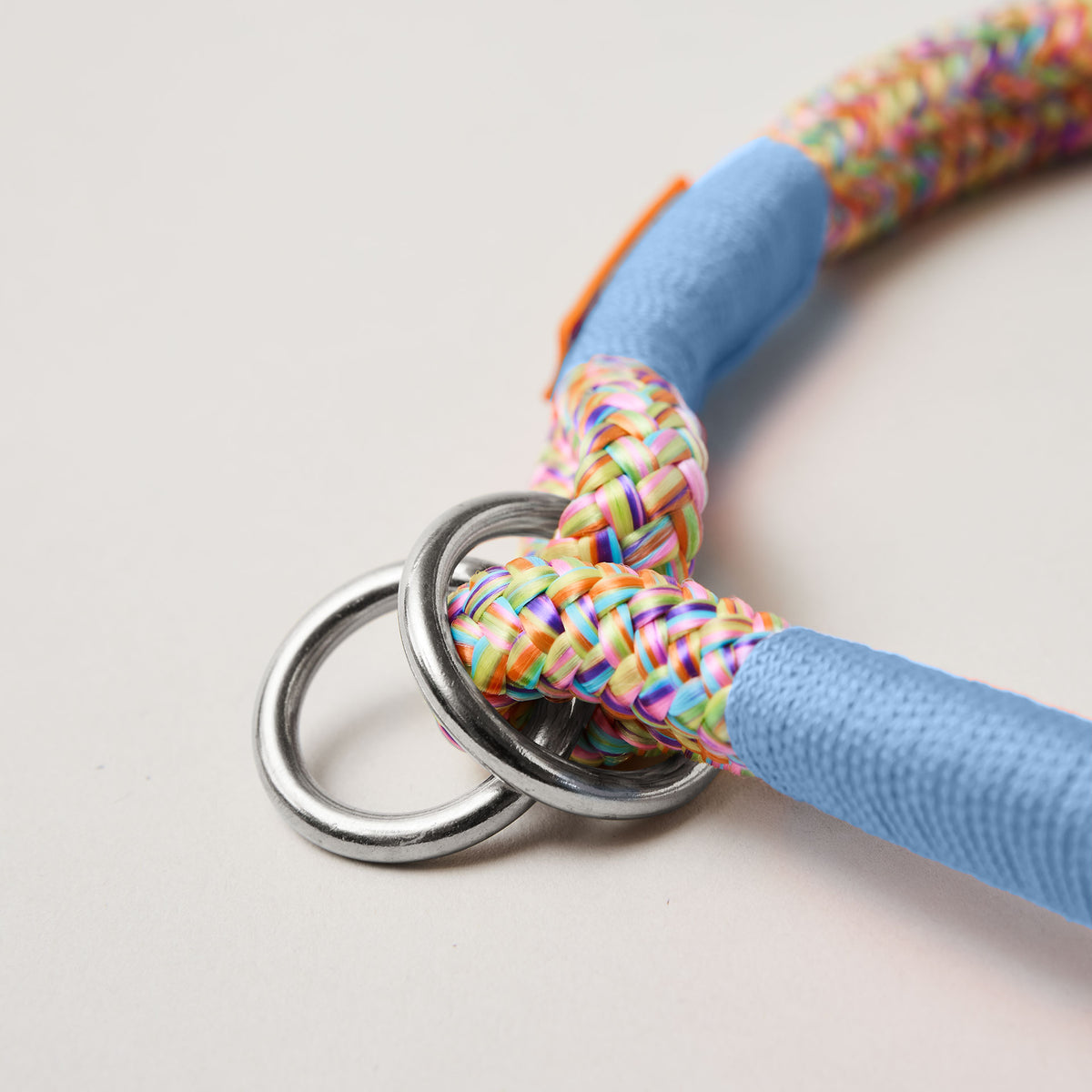 Detail Tauhalsband Zugstopp Easy Summer Hellblau mit silbernen O-Ringe, buntes Tau mit hellblauer Takelung