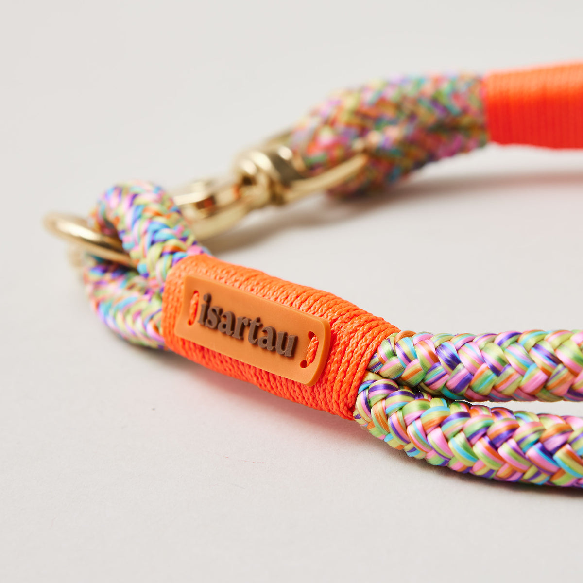 Detail Messing Ring und Karabiner am Modell Feste Halsung, Farbe Easy Summer Neonorange, buntes Tau mit neonoranger Takelung