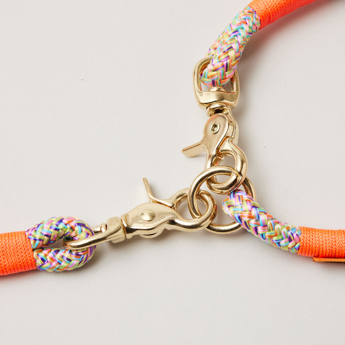 Scherenkarabiner und Ringe aus Messing am bunten Tauhalsband Easy Summer Neonorange