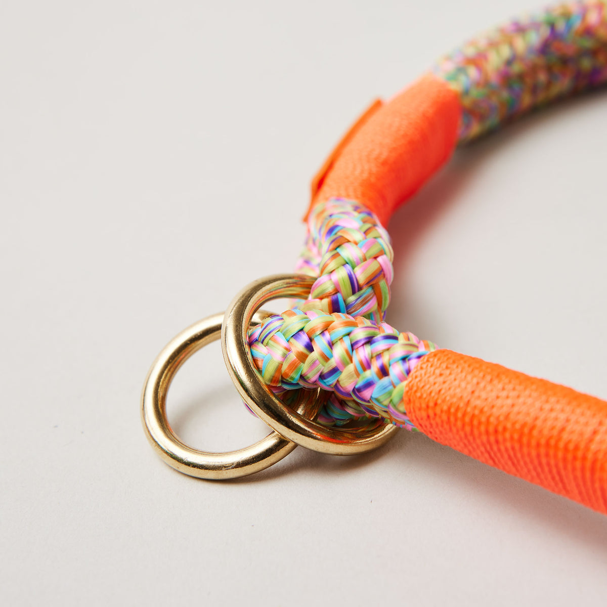 Detail Tauhalsband Zugstopp Easy Summer Neonorange mit Messing-Beschlägen, buntes Tau mit neonoranger Takelung