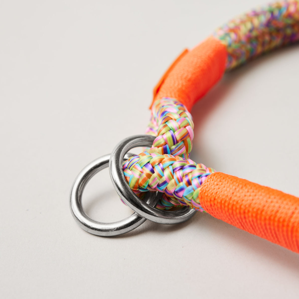 Detail Tauhalsband Zugstopp Easy Summer Neonorange mit silberfarbenen Beschlägen, buntes Tau mit neonoranger Takelung