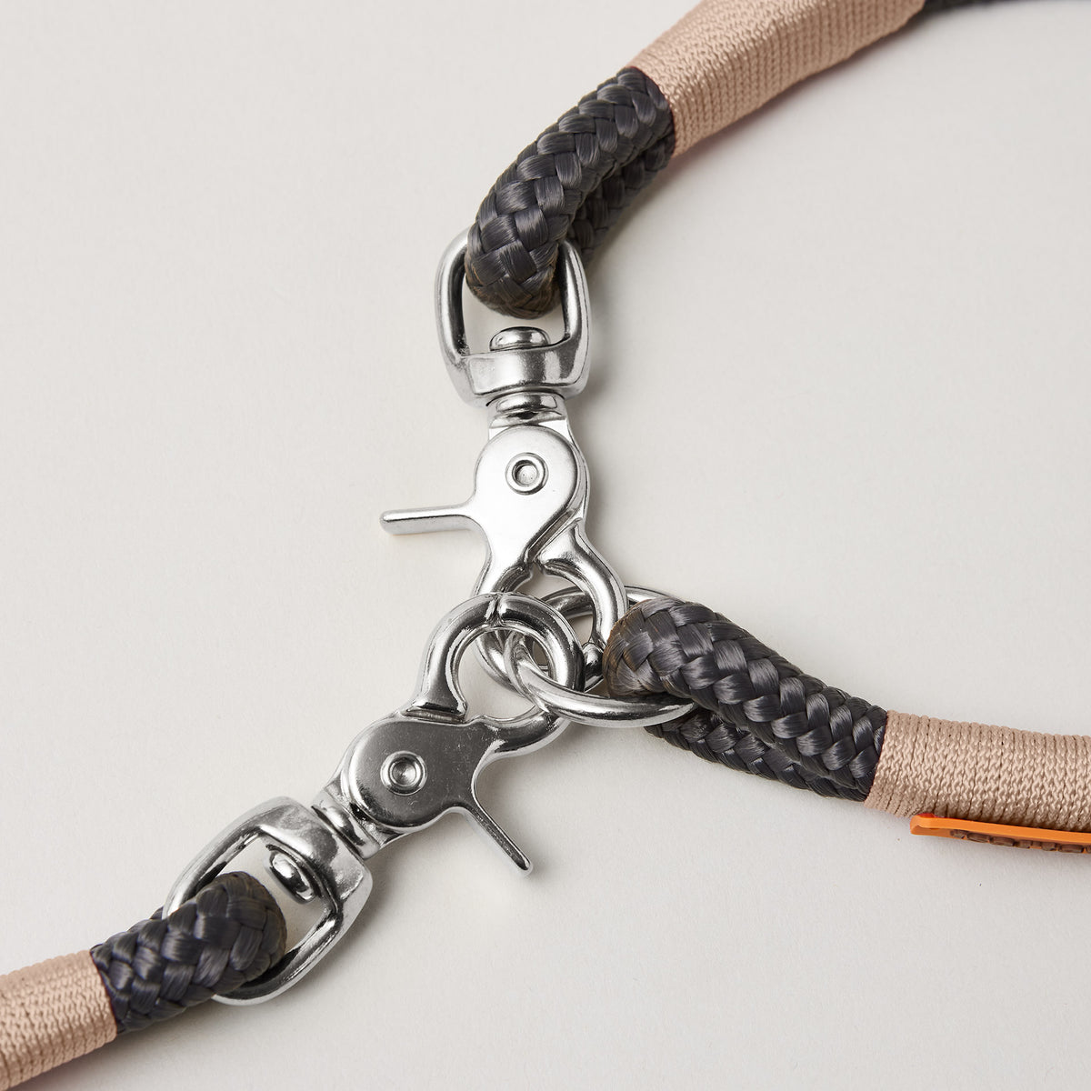 Detail auf silberfarbene Hardware der Taukombi Heavens Rock Beige