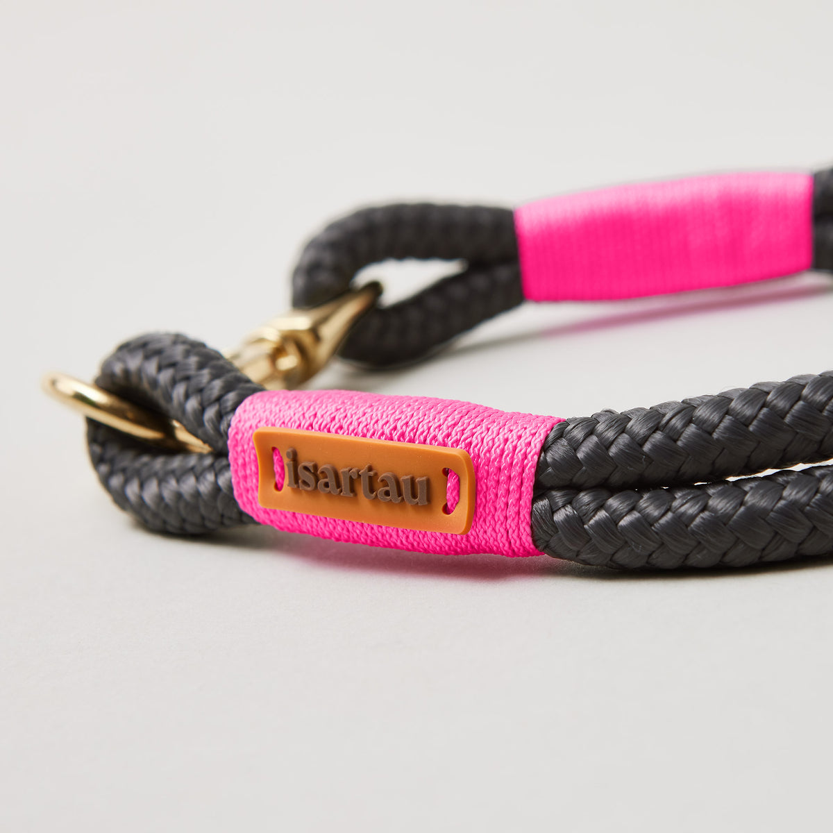 Detail Ring und Scherenkarabiner am Modell Feste Halsung, Farbe Heavens Rock mit Messingbeschlägen, dunkelgraues Tau mit neonpinker Takelung