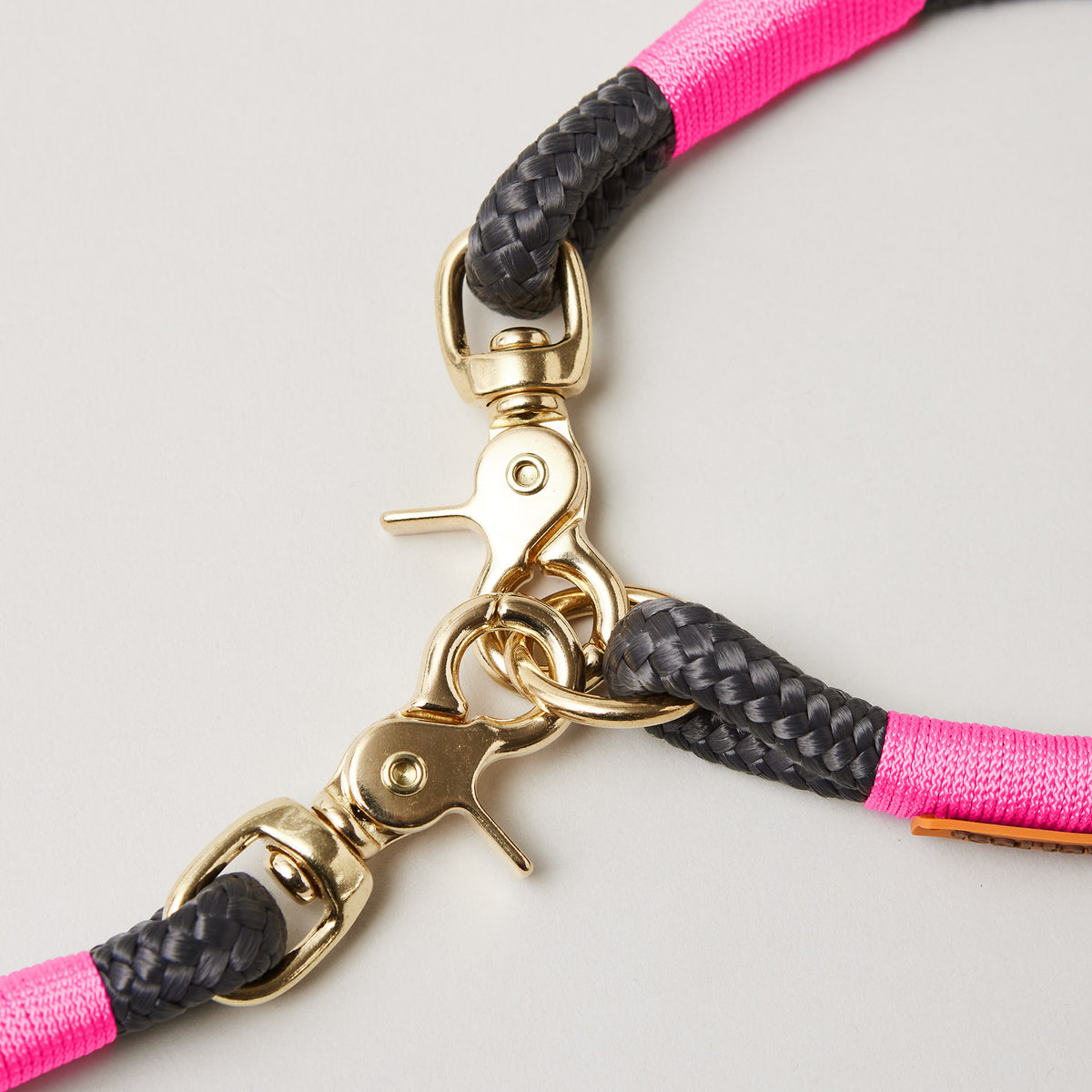 Detail Ring und Scherenkarabiner am Modell Feste Halsung, Farbe Heavens Rock mit Messingbeschlägen, dunkelgraues Tau mit neonpinker Takelung