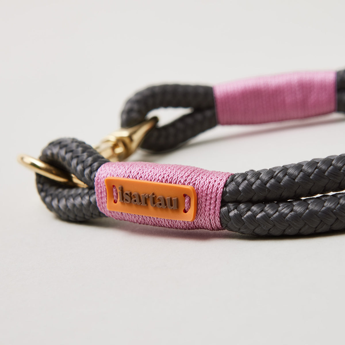 Detail Ring und Scherenkarabiner am Modell Feste Halsung, Farbe Heavens Rock mit Messingbeschlägen, dunkelgraues Tau mit rosafarbener Takelung