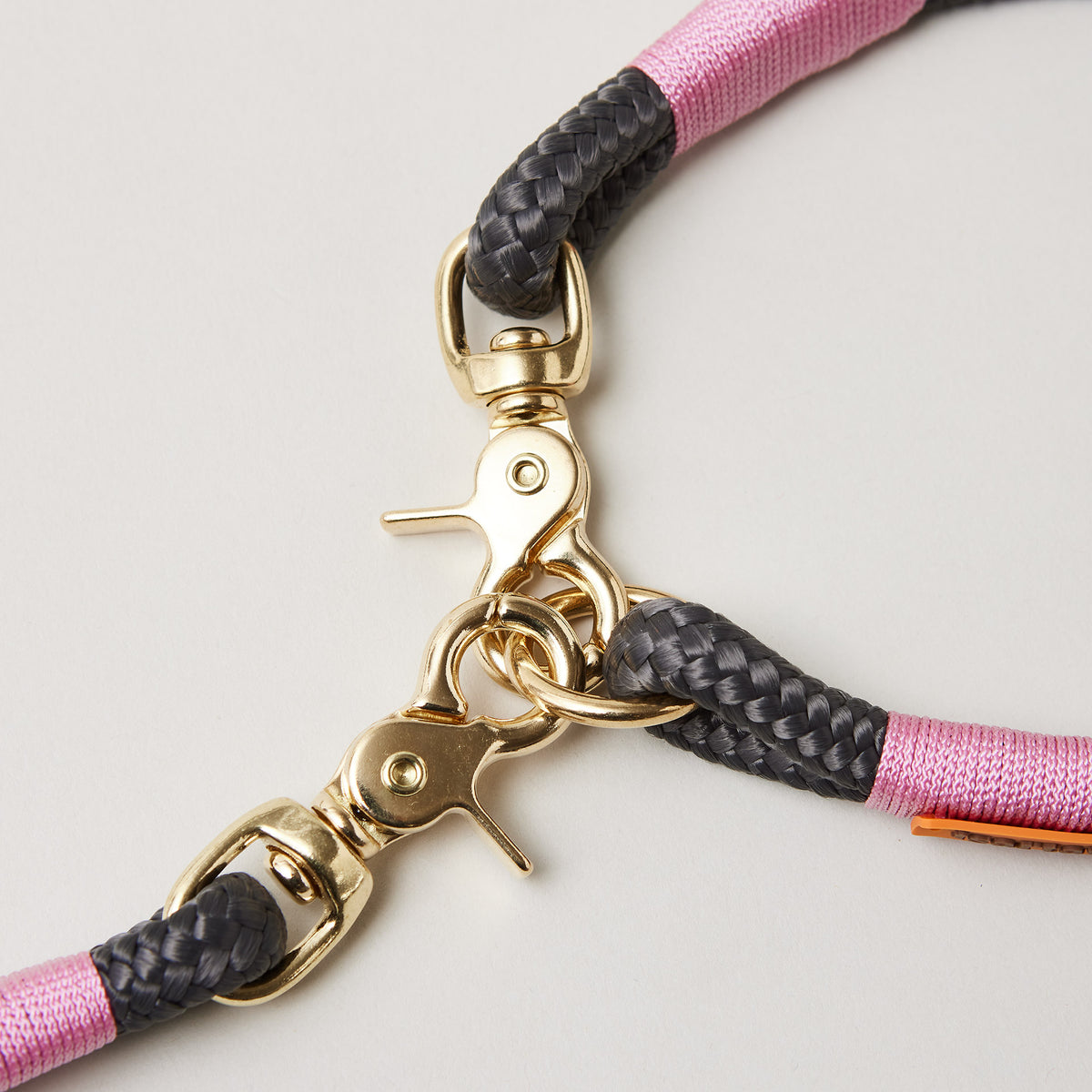 Detail Ring und Scherenkarabiner am Modell Feste Halsung, Farbe Heavens Rock mit Messingbeschlägen, dunkelgraues Tau mit rosafarbener Takelung