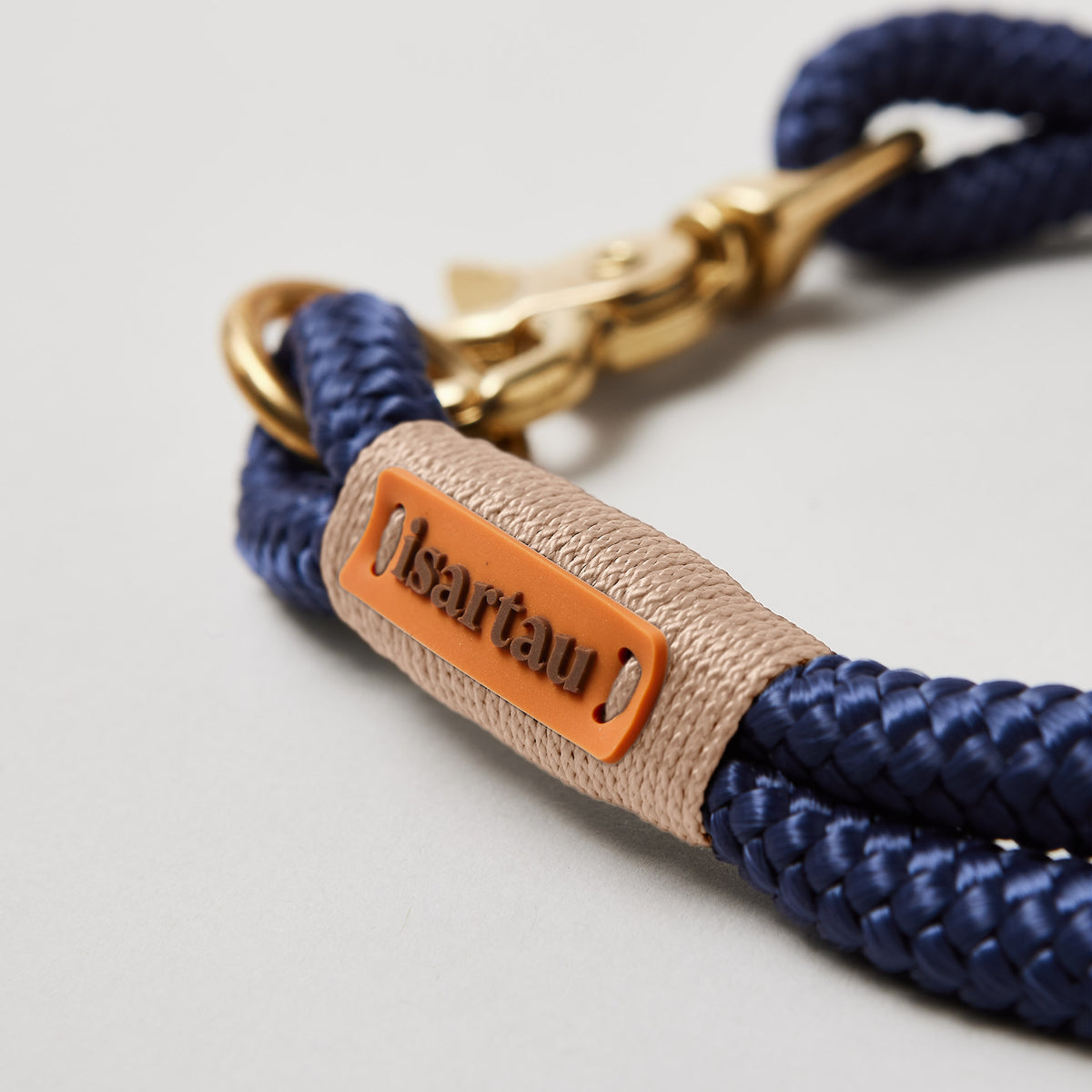 Detail Ring und Scherenkarabiner am Modell Feste Halsung, Farbe Indigo Sea Beige mit Messingbeschlägen, dunkelblaues Tau mit beiger Takelung