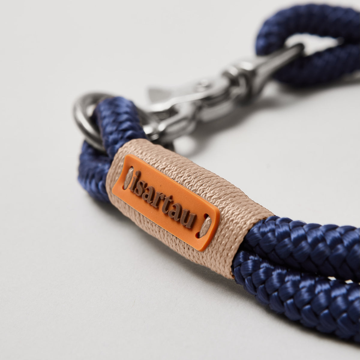 Detail Hundehalsband Indigo Sea Beige, beiges Takel auf dunkelblauem Tau