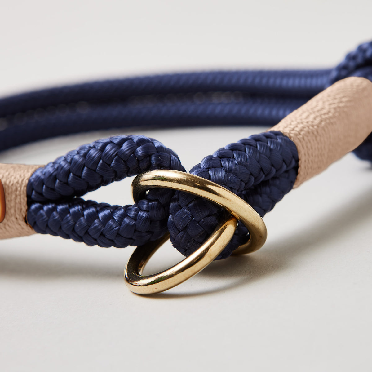 Detail Messingringe des Zugstopp Halsbandes Indigo Sea Beige