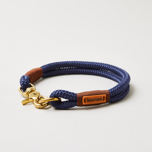 Tauhalsband Indigo Sea Kastanie 10 mm mit Messing-Beschlägen, dunkelblaues Tau mit brauner Takelung