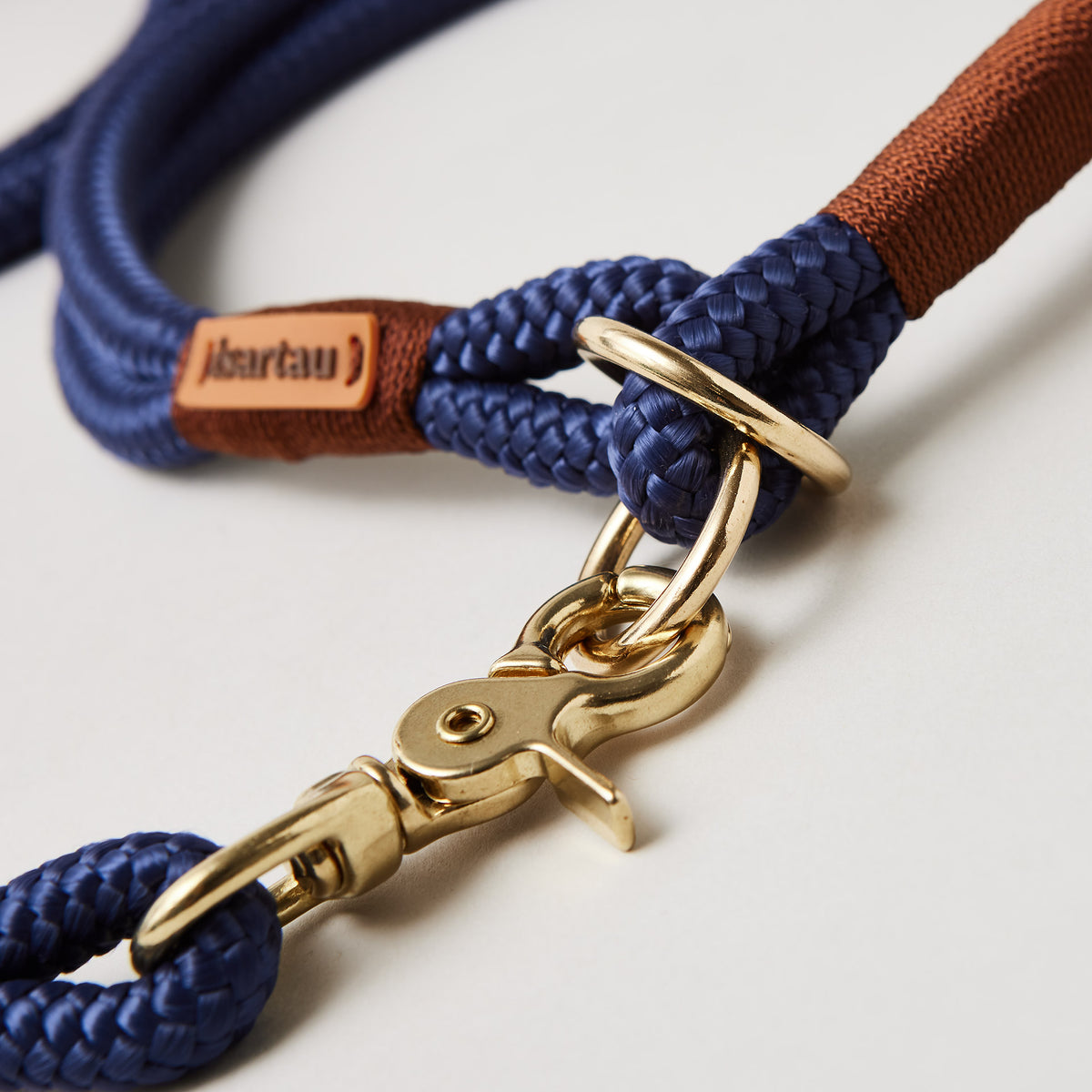 Detail goldener Scherenkarabiner an Tauset Indigo Sea Kastanie