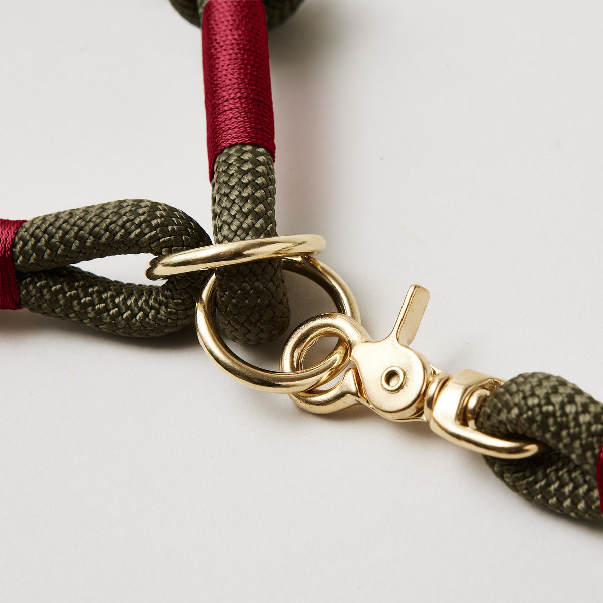 Detail Zugstopp Halsband mit Tauleine Olive Grove Burgunder, olivfarbenes Kletterseil mit burgunderfarbener Takelung Fokus auf Messingringe und Karabiner