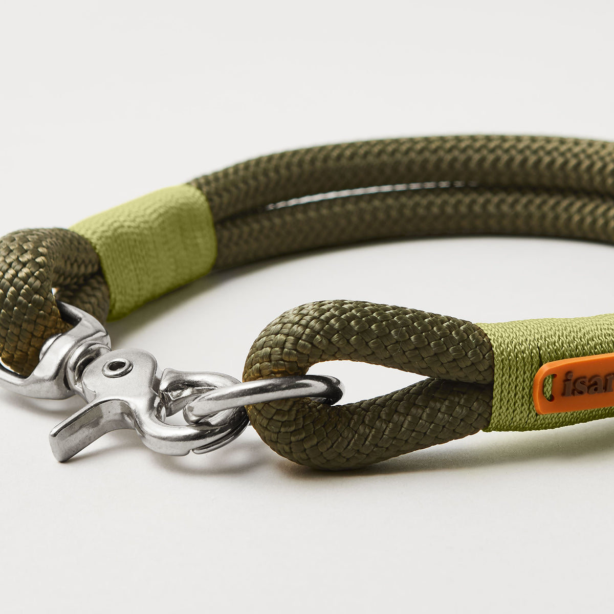 Detail Ring und Karabiner am Modell Feste Halsung Olive Grove Moos mit silbernen Beschlägen, olives Kletterseil mit moosgrüner Takelung