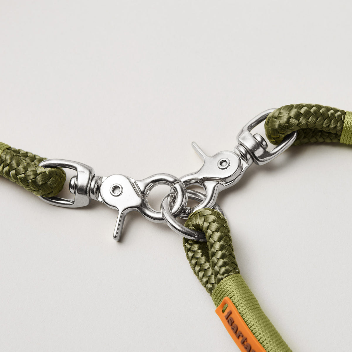 Detail silberfarbener Ring und Scherenkarabiner am Modell Feste Halsung Olive Grove Moos, olivfarbenes Softtau mit moosgrüner Takelung